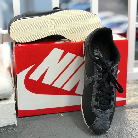 NWT Nike Classic Cortez Prem Black Sail WMNS - Picture 6 of 8